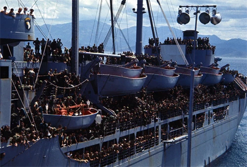 29 Jul 1965, South Vietnam --- Arrival of troop ship July 29th at Cam Ranh Bay with troops of 101st. Airborne Division crowded on decks. --- Image by © Bettmann/CORBIS