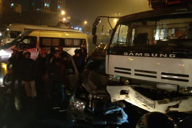 Rất đông người dân tập trung đến xem. Rất đông người dân tập trung đến xem.