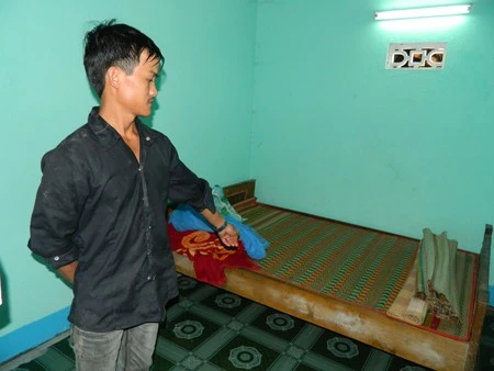 Chiếc giường nơi ông Chớ nằm.