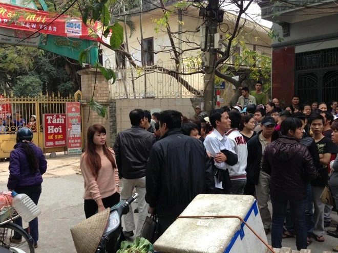 Người dân vẫn tụ tập trung quanh con ngõ nơi xảy ra án mạng.