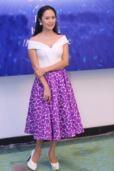 Sáng 6/1, Thanh Thúy tham dự buổi kỷ niệm 5 năm 'Cổng nhân đạo Quốc gia' tại Dinh Thống Nhất, TP HCM. Nữ diễn viên diện váy trễ nải vai trần, khoe vẻ gợi cảm tại sự kiện. 1-9452-1389057845.jpg