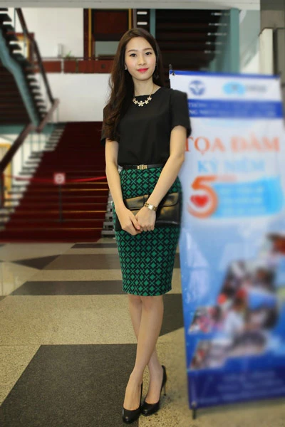 Có mặt tại sự kiện, Hoa hậu Đặng Thu Thảo thanh lịch với phong cách của một nhân viên văn phòng. 4-4874-1389057845.jpg