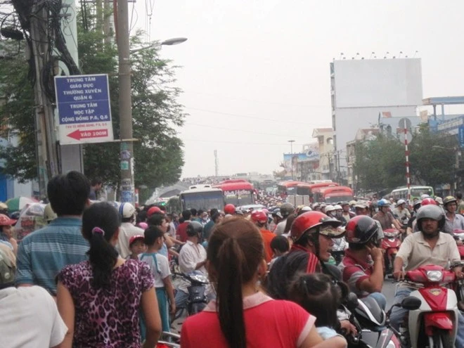 Tuyến đường bị kẹt xe gần 2 giờ.