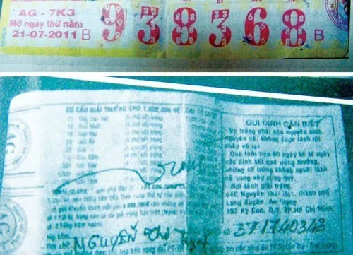 Tờ vé số độc đắc đã qua cắt dán (trên) và chữ ký bà Tuyết nơi mặt sau tờ vé số. Tờ vé số độc đắc đã qua cắt dán (trên) và chữ ký bà Tuyết nơi mặt sau tờ vé số.