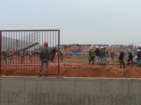 Hàng ngàn công nhân đốt xe máy (Ảnh: Như Quỳnh)