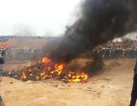 Hàng ngàn công nhân đốt xe máy (Ảnh: Như Quỳnh)