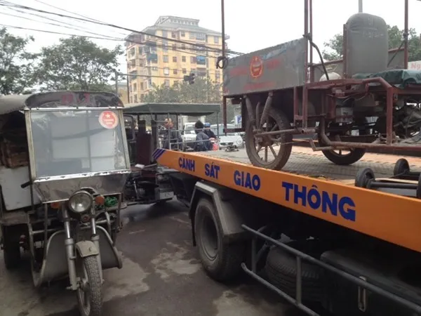 Buổi tối, các đội CSGT sẽ tập trung xử lý xe tải chở hàng hoá cồng kềnh, vật liệu xây dựng rơi vãi và kết hợp kiểm tra các phương tiện chở thực phẩm không đảm bảo an toàn vệ sinh thực phẩm.