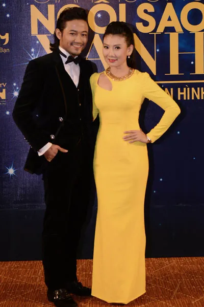 Chị đồng hành cùng Quý Bình (trái) tại sự kiện.