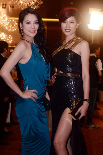 Trang Trần (phải) mặc váy của nhà thiết kế Chung Thanh Phong.