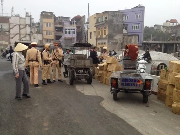 Thực hiện chỉ đạo của Giám đốc Công an TP.Hà Nội, Phòng CSGT Hà Nội đã ban hành kế hoạch xử lý các hành vi vi phạm làm cản trở giao thông, có nguy cơ dẫn đến tai nạn giao thông trước và sau Tết. Trung tá Nguyễn Hữu Tâm, Phó trưởng phòng CSGT Hà Nội, cho biết trong chiến dịch này sẽ tập trung trước hết các lỗi gây bức xúc như xe 3 bánh của những người giả danh thương binh chở hàng cồng kềnh, xe khách lòng vòng đón trả khách tại cửa bến xe; người và phương tiện mang vác đồ đạc cồng kềnh gây cản trở giao thông.
