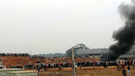 Nhà container của bảo vệ cũng bị đốt cháy đen