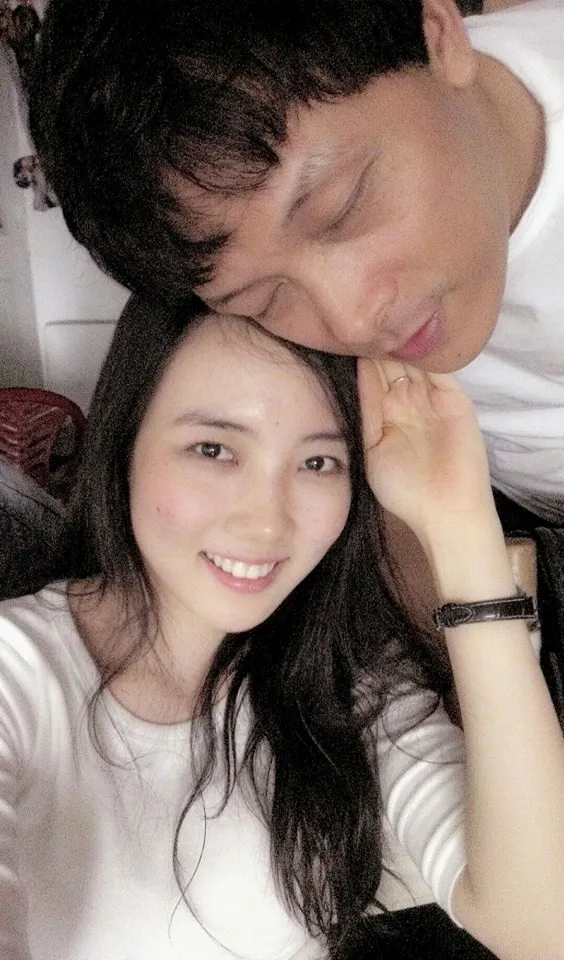 Hình ảnh hạnh phúc của Ngô Quang Hải bên vợ trẻ.