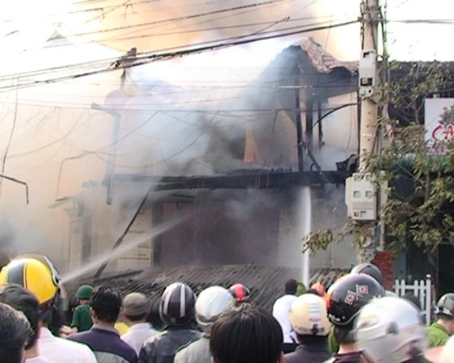 Gần 16h cùng ngày, lực lượng PCCC tỉnh có mặt dùng các thiết bị chuyên dụng ứng cứu ngọn lửa mới được dập tắt, không lan rộng. Tuy nhiên, căn nhà bị thiêu rụi gần như hoàn toàn. Hiện chưa có thống kê về thiệt hại cũng như nguyên nhân vụ cháy.