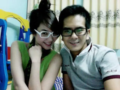Vợ chồng "bé An" xì tin. Vợ chồng "bé An" xì tin.
