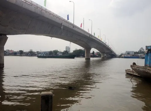 Hiện trường cầu Hưng Lợi nơi nữ sinh lao xuống sông tự tử. Hiện trường cầu Hưng Lợi nơi nữ sinh lao xuống sông tự tử.