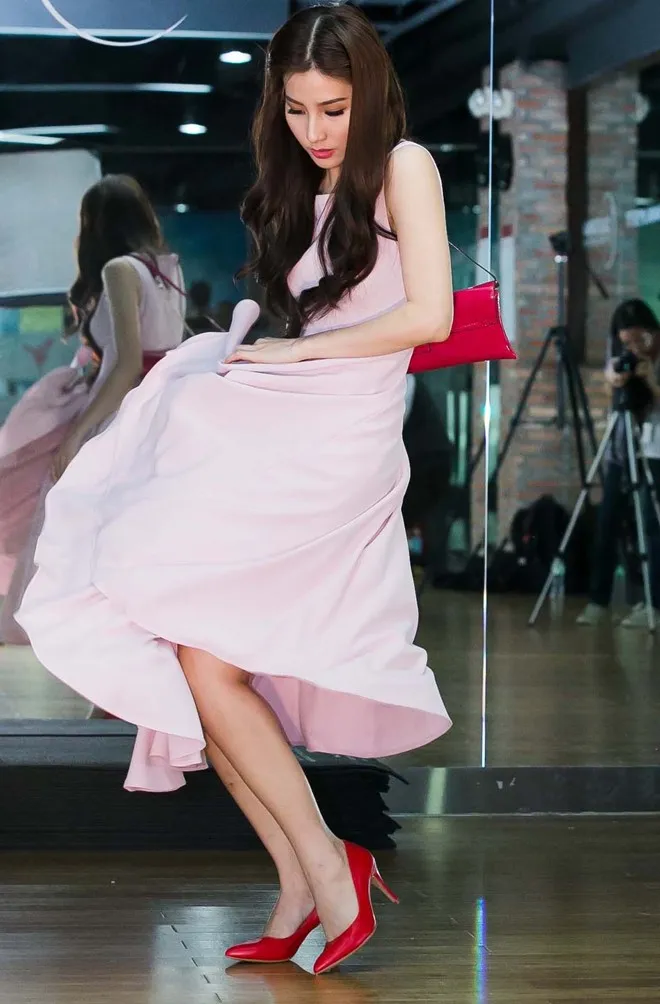 Bên cạnh việc luyện tập, Diễm My còn tranh thủ thử đồ để lựa chọn trang phục hoàn hảo nhất cho đêm thi tiếp theo.