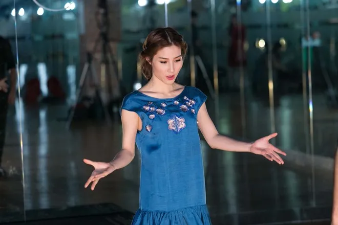 Diễm My tỏ ra rất bối rối, không biết nên chọn dáng váy nào...