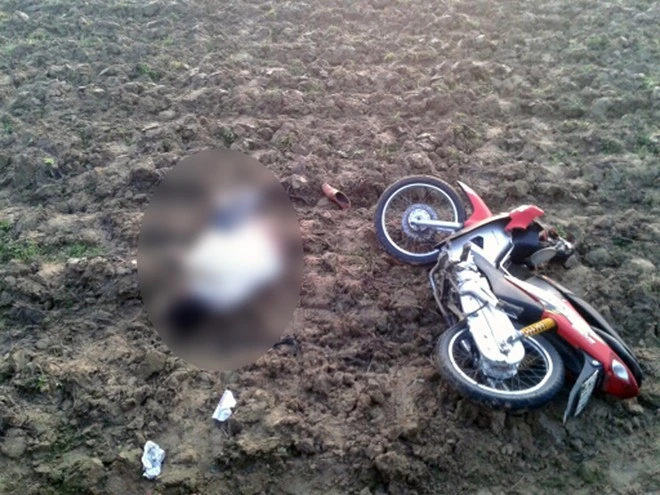 Hiện trường nơi phát hiện xác nạn nhân, bên cạnh là chiếc xe máy. Hiện trường nơi phát hiện xác nạn nhân, bên cạnh là chiếc xe máy.