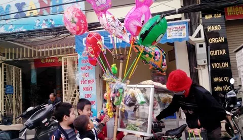 Bóng bay là đồ chơi ưa thích của trẻ nhỏ nhưng tiềm ẩn nguy cơ cháy nổ. Bóng bay là đồ chơi ưa thích của trẻ nhỏ nhưng tiềm ẩn nguy cơ cháy nổ.