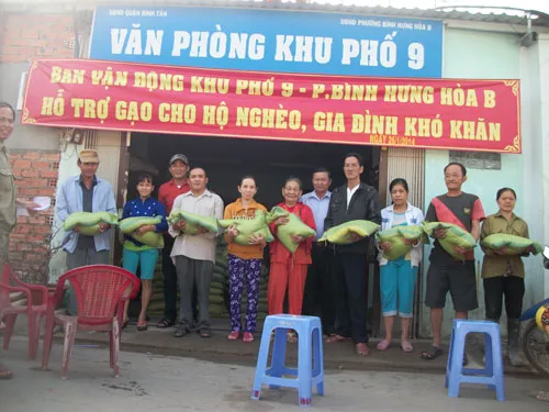 Trao quà Tết cho bà con nghèo ảnh 2