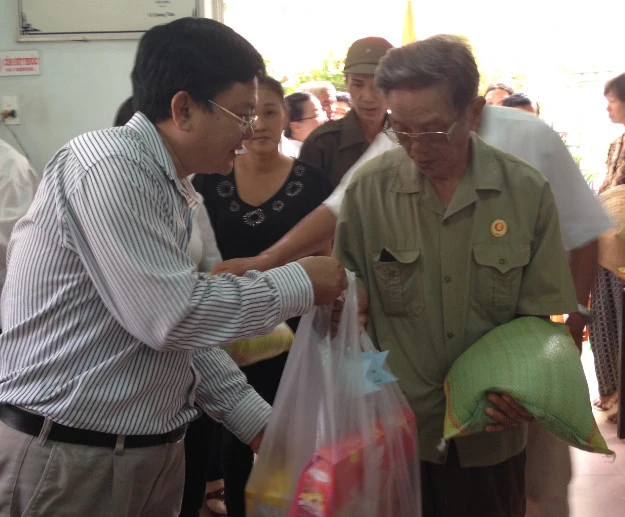 Hội CCB Sở Tư pháp TP.HCM trao quà tết cho hộ nghèo ảnh 3