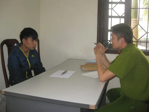 Hồ Văn Hà cùng hung khí gây án tại cơ quan điều tra