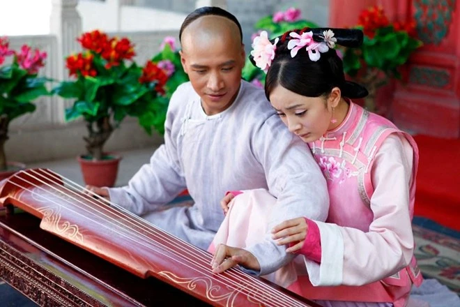 Không chỉ có phái nữ, nam diễn viên Hà Thịnh Minh cũng trổ tài chơi đàn khiến Dương Mịch "mê mẩn".