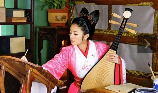 An Dĩ Hiên thục nữ dịu dàng khi chơi đàn trong bộ phimHậu cung.