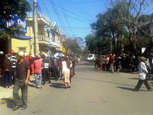 Người dân rúng động trước vụ án, tụ tập đông đúc trên đường Hàm Nghi.