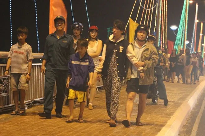 Người nhà nạn nhân thất thểu đi trên cầu Trần Phú ngóng tin.