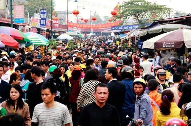 Mặc dù trời lất phất mưa phùn nhưng ngay từ sáng sớm mùng 8 Tết đã có hàng nghìn người đổ về Phủ Dầy trẩy hội. Mặc dù trời lất phất mưa phùn nhưng ngay từ sáng sớm mùng 8 Tết đã có hàng nghìn người đổ về Phủ Dầy trẩy hội.