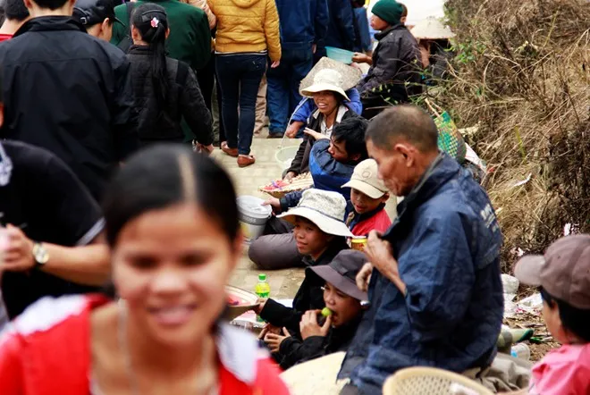 Tại lối dẫn lên đền Đức vua cha và đền Quan lớn, 'cái bang' ngồi xếp hàng dầy đặc. Tại lối dẫn lên đền Đức vua cha và đền Quan lớn, 'cái bang' ngồi xếp hàng dầy đặc.
