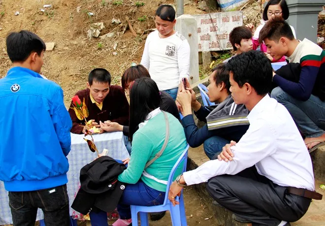 Một số hình ảnh không đẹp khác tại lễ hội cũng xuất hiện như bói toán (ảnh). Một số hình ảnh không đẹp khác tại lễ hội cũng xuất hiện như bói toán (ảnh).