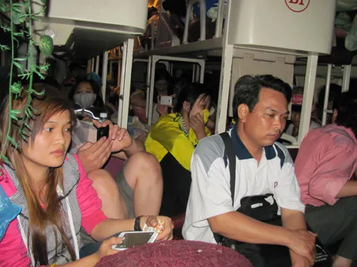 Bắt xe khách giường nằm nhồi nhét khách ảnh 2