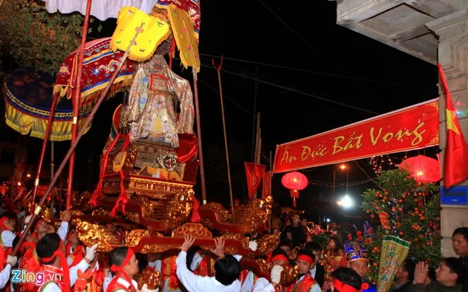 Ngoài ra con có tiết mục rước Kiệu ông, Kiệu bà có trang trí bộ da hổ thật, tưởng nhớ chiến công của thần lúc sinh thời. Kiệu được 16 trai làng khiêng và 16 người phụ tá.