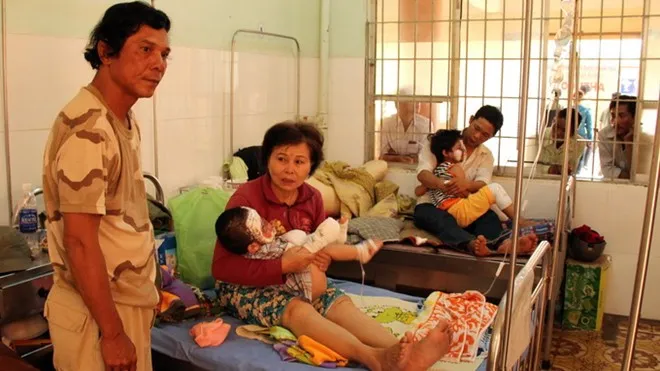 Hai cháu T. và H. đang được điều trị tại bệnh viện trong tình trạng bỏng nặng vùng mặt, tay, chân.