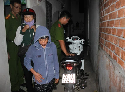 Lê Thị Hiền và bà Hà Thị E tại thời điểm kiểm tra ở phòng trọ