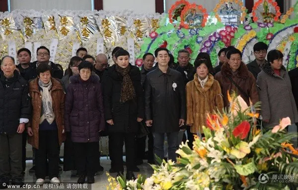 Gia đình nghệ sĩ: Lục Tiểu Linh Đồng và vợ đứng hàng đầu tiên. Gia đình nghệ sĩ: Lục Tiểu Linh Đồng và vợ đứng hàng đầu tiên.