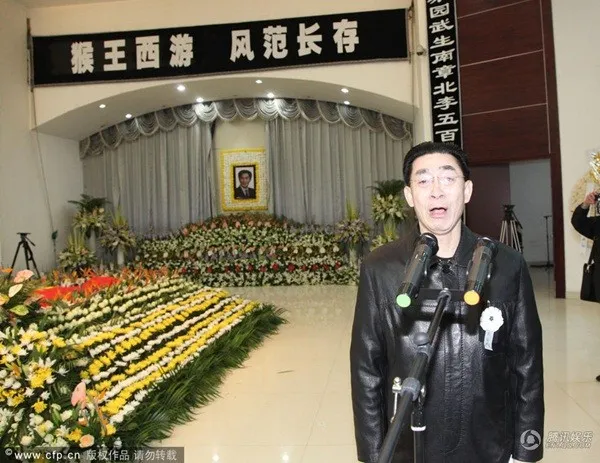 Nghệ sĩ Lục Tiểu Linh Đồng không cầm được nước mắt trong lễ tang. Nghệ sĩ Lục Tiểu Linh Đồng không cầm được nước mắt trong lễ tang.