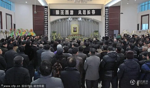 Rất nhiều người đã đến tiễn đưa một nghệ sĩ gạo cội của sân khấu kịch Trung Hoa. Rất nhiều người đã đến tiễn đưa một nghệ sĩ gạo cội của sân khấu kịch Trung Hoa.