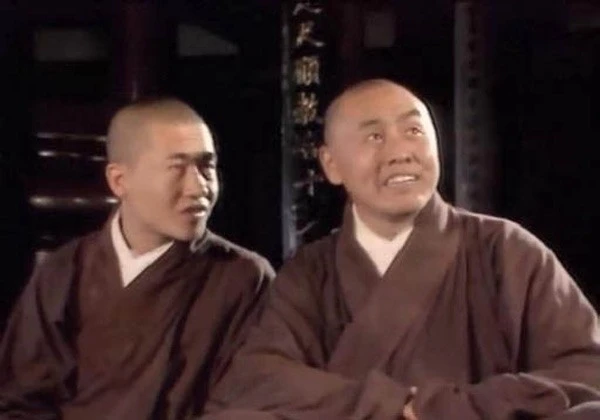 Vai hòa thượng trong tậpHọa khởi Quan Âm viện(phải).