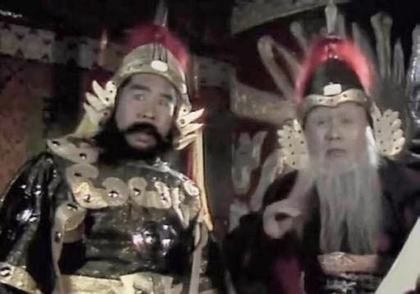 Vai quan lớn trong tậpGiam cầm Ngũ Hành Sơn(trái).