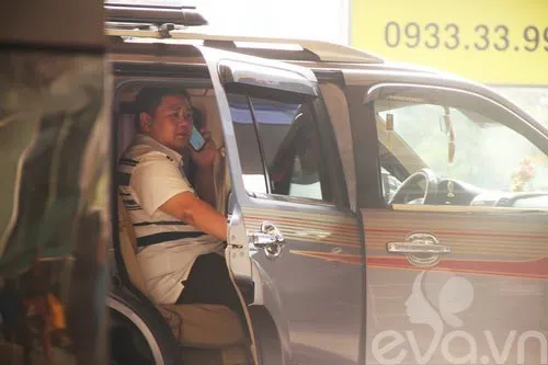 Sự thật đúng sai chưa thể khẳng định, nhưng ít nhất Minh Béo đang là cái tên được quan tâm nhất showbiz hiện nay. Minh Béo lên xe rời sân bay về TP.HCM.