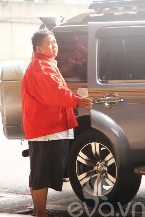 Không còn hình ảnh một nghệ sĩ hài vui nhộn, gương mặt Minh Béo tỏ vẻ thất thần, buồn bã.