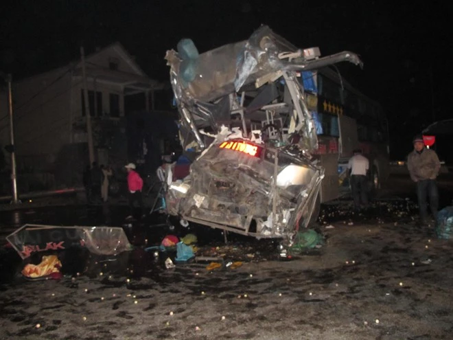 Vào thời điểm trên, chiếc xe khách do tài xế Huỳnh Lý Kim Cường (SN 1973, trú tại tỉnh Đắk Lắk) điều khiển theo hướng Nam - Bắc. Khi đi đến ngã tư giao nhau với quốc lộ 8B, bất ngờ xe khách đâm thẳng vào container đang cua từ cầu Bến Thủy 2 sang quốc lộ 1A do tài xế Nguyễn Văn Huynh điều khiển.