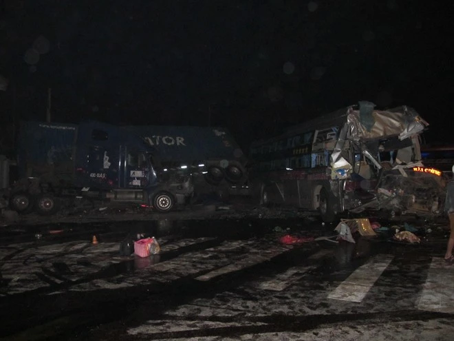 Vụ tai nạn xảy ra khoảng 2h sáng ngày 21/2 trên quốc lộ 1A, đoạn ngã tư Nam cầu Bến Thủy 2, thuộc khối 1, thị trấn Xuân An (Nghi Xuân, Hà Tĩnh).