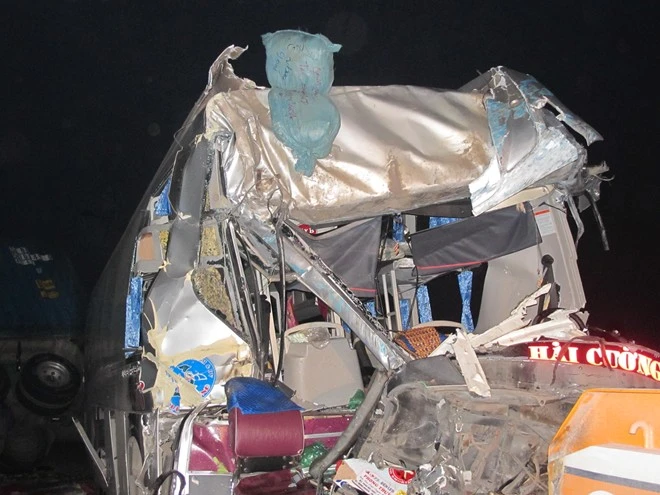 Đầu xe khách bị nát bét, hư hỏng nặng.