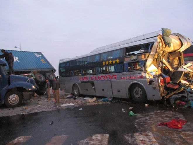 Vụ tai nạn đã khiến phụ xe khách tử vong tại chỗ và hơn 20 hành khách khác bị thương. Tài xế cùng phụ xe container chỉ bị xây xát nhẹ. Sau khi xảy ra va chạm, hành khách trên xe la hét, kêu cứu, người dân xung quanh tỉnh giấc, có mặt đưa các nạn nhân ra ngoài, đưa đi cấp cứu tại các bệnh viện.