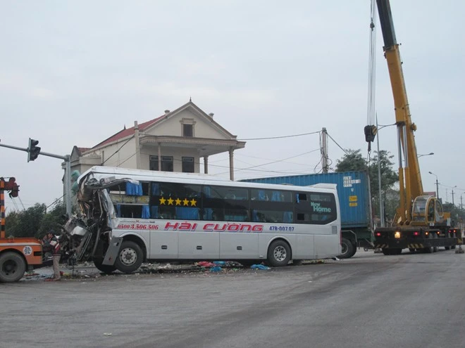 Sáng cùng ngày, cơ quan công an đã tiến hành thuê xe cẩu hạng nặng để di chuyển 2 chiếc xe gặp nạn ra khỏi hiện trường vụ việc, tránh ùn tắc giao thông qua khu vực xảy ra tai nạn.
