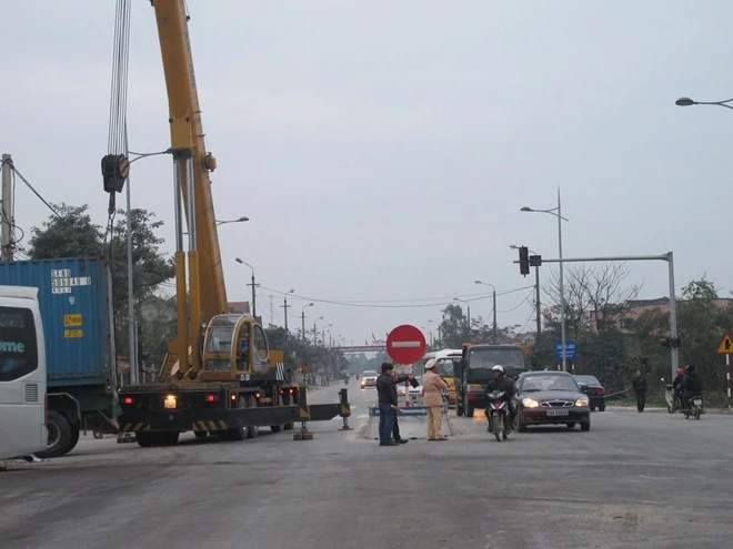 Nhận tin báo, lực lượng CSGT huyện Nghi Xuân đã có mặt tại hiện trường, đưa các nạn nhân đi cấp cứu đồng thời điều tiết giao thông, khám nghiệm hiện trường để điều tra làm rõ vụ việc.